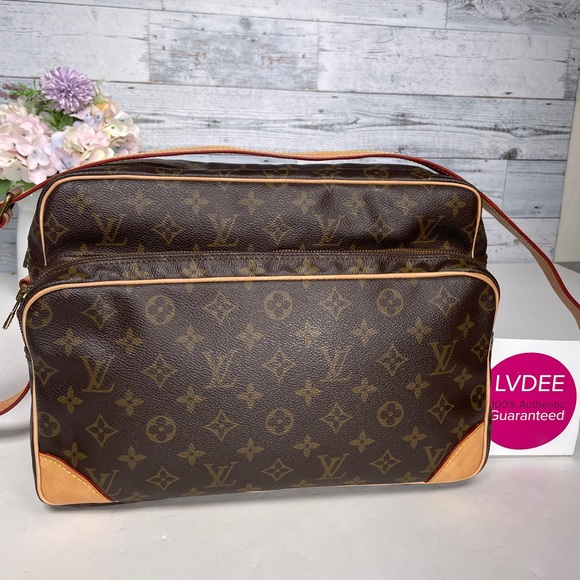 LOUIS VUITTON Shoulder bag